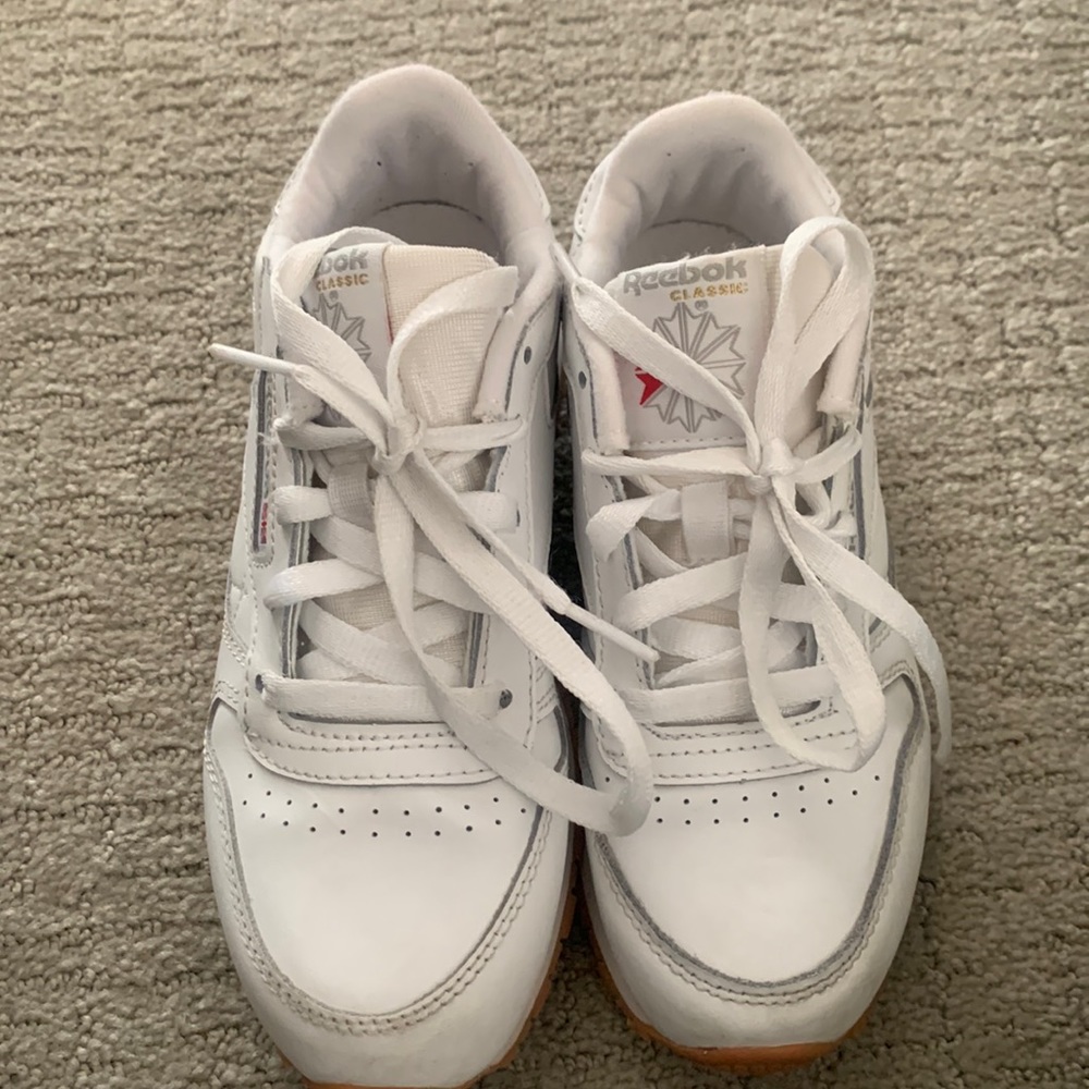Reebok white hurls tennis shoes